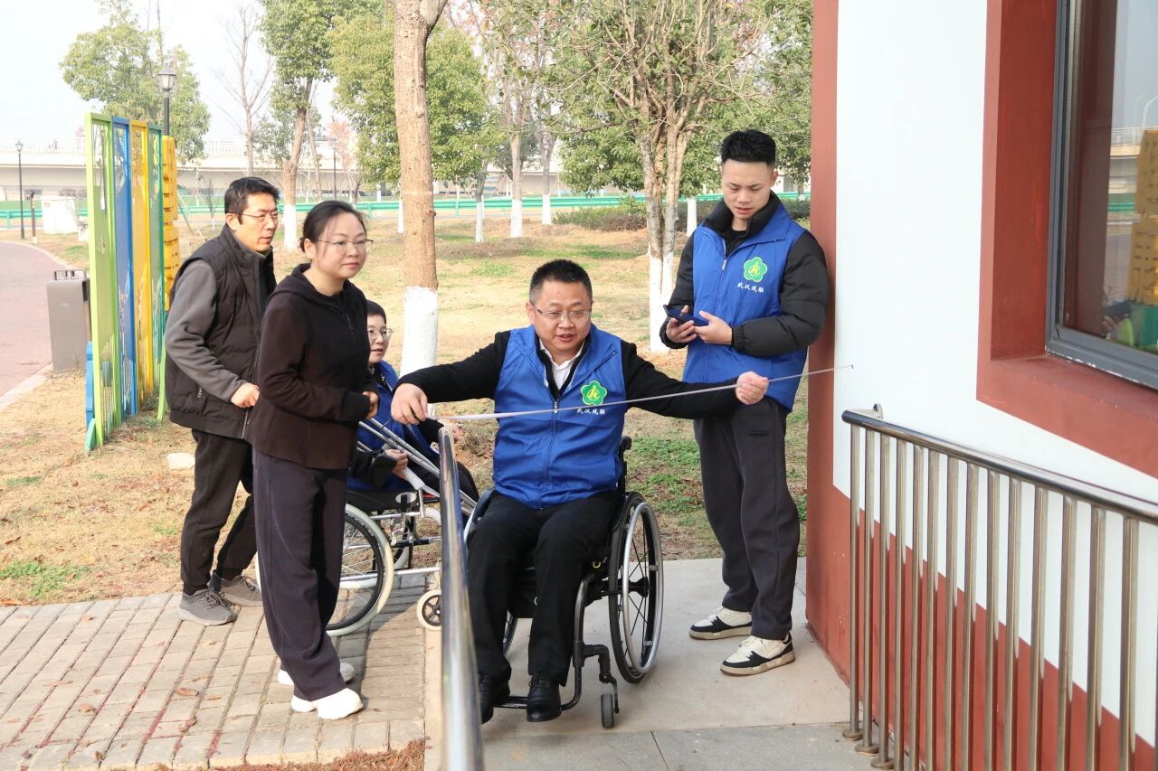 武汉开展无障碍体验督导活动 织密特殊群体宜居保障网